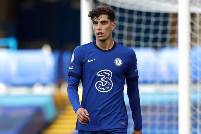 8. Kai Havertz (Bayer Leverkusen đến Chelsea). Chưa phải “bom xịt” hoàn toàn, nhưng cách Havertz trình diễn không thể khiến các CĐV Chelsea lạc quan. Tiền vệ người Đức đang gặp vấn đề thực sự trong sơ đồ của Chelsea. Ở Leverkusen, anh thường xuyên chơi như một “số 10”, có thể thoải mái tấn công. Còn ở Chelsea, anh buộc phải làm thêm vai trò thu hồi bóng và hỗ trợ phòng ngự, tiêu tốn nhiều thể lực hơn. Dù Havertz bị chê, nhưng HLV Lampard vẫn đang bảo vệ học trò và tin rằng sớm muộn anh cũng tỏa sáng.
