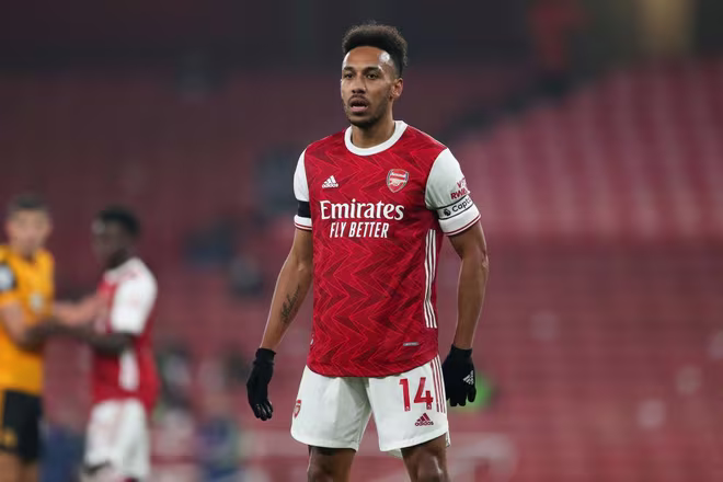 3. Pierre-Emerick Aubameyang (Dortmund đến Arsenal). Aubameyang tưởng như đã trở thành một “Henry mới” khi gia nhập Arsenal vào tháng 1-2017 bằng phong độ miễn chê. Dù vậy, càng chơi tiền đạo này càng trở thành một gánh nặng của Pháo thủ. Mùa này, sau khi được gia hạn hợp đồng và tăng lương, Aubameyang “mất tích” một cách khó hiểu trong nhiều trận đấu và mới chỉ ghi vỏn vẹn 3 bàn, khiến Arsenal chới với ở nửa dưới BXH.