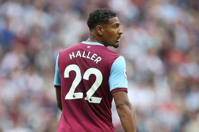 2. Sebastian Haller (Frankfurt đến West Ham). Cũng từ Frankfurt, Haller gia nhập West Ham vào tháng 7-2019 với tư cách là bản hợp đồng đắt giá nhất lịch sử CLB. Mùa giải đầu tiên, Haller không đạt yêu cầu khi chỉ ghi 7 bàn sau 35 trận. Anh tiếp tục gây thất vọng và nhanh chóng bị “tống” sang Ajax những ngày đầu tháng 1-2021 với giá rẻ mạt.