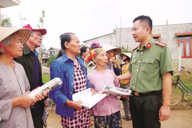 Thiếu tá Chu Quốc Dũng, Phó Tổng Biên tập Báo An ninh Thủ đô tặng quà bà con bị ngập lụt ở thôn Bắc Cổ Hiền, xã Hiền Ninh, huyện Quảng Ninh, tỉnh Quảng Bình Thiếu tá Chu Quốc Dũng, Phó Tổng Biên tập Báo An ninh Thủ đô tặng quà bà con bị ngập lụt ở thôn Bắc Cổ Hiền, xã Hiền Ninh, huyện Quảng Ninh, tỉnh Quảng Bình