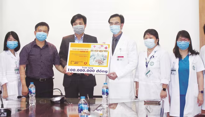 Thượng tá Nguyễn Thanh Bình, Tổng Biên tập Báo An ninh Thủ đô cùng Chủ tịch Indochine Art trao tặng món quà tiếp sức các y bác sĩ Bệnh viện Bạch Mai, Hà Nội