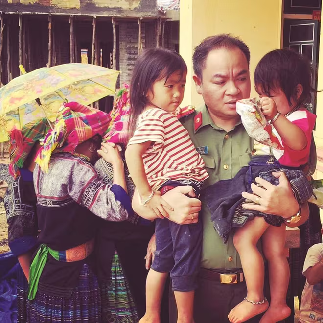 Đại úy Đỗ Trần Quân, Trưởng ban Thư ký Tòa soạn, Báo An ninh Thủ đô an ủi các em nhỏ tại xã Kim Nọi, huyện Mù Cang Chải, tỉnh Yên Bái, sau trận lũ quét lịch sử tháng 8-2017 Đại úy Đỗ Trần Quân, Trưởng ban Thư ký Tòa soạn, Báo An ninh Thủ đô an ủi các em nhỏ tại xã Kim Nọi, huyện Mù Cang Chải, tỉnh Yên Bái, sau trận lũ quét lịch sử tháng 8-2017