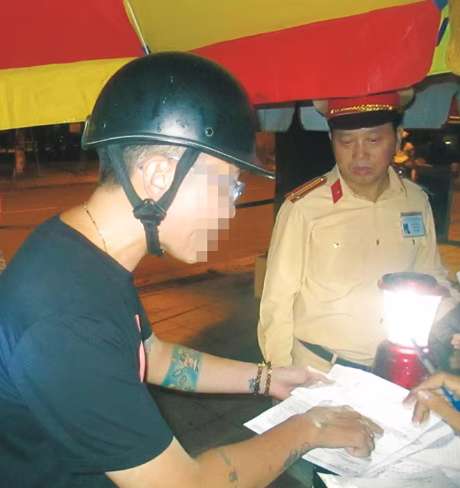 Uống rượu say, đối tượng xin bỏ qua nhưng không được nên quay ra tranh cãi từng chữ trên biên bản, dù tất cả đều rõ ràng và đúng luật Uống rượu say, đối tượng xin bỏ qua nhưng không được nên quay ra tranh cãi từng chữ trên biên bản, dù tất cả đều rõ ràng và đúng luật