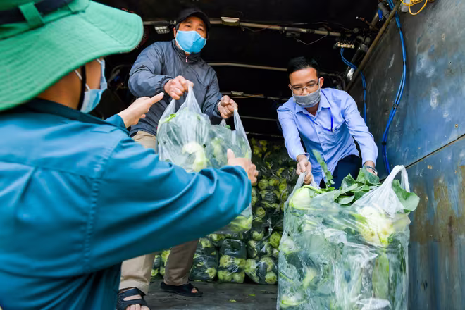 Nông sản và phương tiện vận tải được phun khử khuẩn 2 lần trên địa bàn Hải Dương trước khi vận chuyển lên Hà Nội Nông sản và phương tiện vận tải được phun khử khuẩn 2 lần trên địa bàn Hải Dương trước khi vận chuyển lên Hà Nội