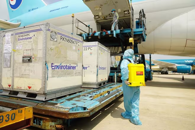 Lô vaccine Covid-19 đầu tiên về Việt Nam hôm 24-2 Lô vaccine Covid-19 đầu tiên về Việt Nam hôm 24-2