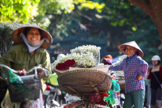 Hà Nội mang một nét đẹp bình dị, mộc mạc và được hình thành từ chính quá trình lao động của những người dân ngụ cư - Ảnh: LAM THANH Hà Nội mang một nét đẹp bình dị, mộc mạc và được hình thành từ chính quá trình lao động của những người dân ngụ cư - Ảnh: LAM THANH