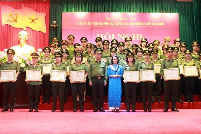 Thượng tướng Nguyễn Văn Thành, Thứ trưởng Bộ Công an và Phó Chủ tịch Trung ương Hội Liên hiệp Phụ nữ Việt Nam Bùi Thị Hòa trao Bằng khen tặng các cá nhân, tập thể có thành tích xuất sắc Thượng tướng Nguyễn Văn Thành, Thứ trưởng Bộ Công an và Phó Chủ tịch Trung ương Hội Liên hiệp Phụ nữ Việt Nam Bùi Thị Hòa trao Bằng khen tặng các cá nhân, tập thể có thành tích xuất sắc