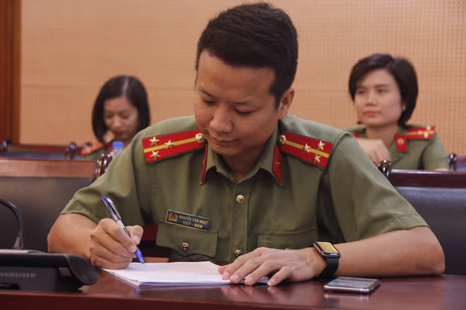 Thượng uý Nguyễn Văn Hoạt, cán bộ Đội Chuyên đề Quản lý hành chính, Phòng Tham mưu, CATP Hà Nội thường xuyên trau dồi, tìm hiểu thực tiễn để có những tham mưu đúng - trúng - hiệu quả trong mảng việc phụ trách Thượng uý Nguyễn Văn Hoạt, cán bộ Đội Chuyên đề Quản lý hành chính, Phòng Tham mưu, CATP Hà Nội thường xuyên trau dồi, tìm hiểu thực tiễn để có những tham mưu đúng - trúng - hiệu quả trong mảng việc phụ trách