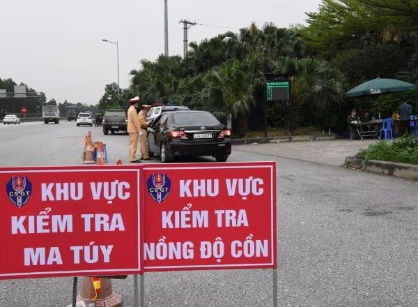 Lực lượng CSGT tăng cường kiểm tra nhằm phát hiện, xử lý những lái xe vi phạm nồng độ cồn, ma túy trên cao tốc... Lực lượng CSGT tăng cường kiểm tra nhằm phát hiện, xử lý những lái xe vi phạm nồng độ cồn, ma túy trên cao tốc...