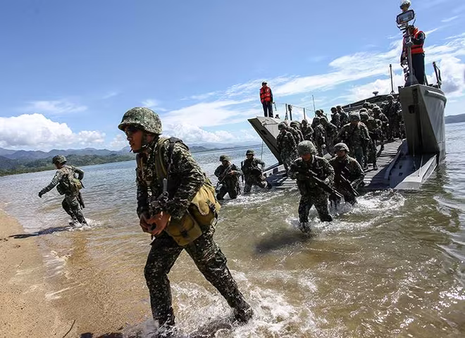 Binh lính Mỹ và Philippines trong một cuộc tập trận chung “Balikatan” Binh lính Mỹ và Philippines trong một cuộc tập trận chung “Balikatan”