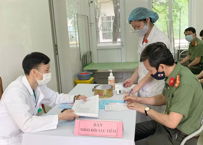 Việt Nam tiếp tục đẩy nhanh, tạo mọi điều kiện thuận lợi cho các đơn vị thử nghiệm lâm sàng vaccine phòng Covid-19 và chuẩn bị phương án đầu tư, sản xuất nếu thử nghiệm thành công (Trong ảnh: Vaccine phòng Covid-19 của AstraZeneca được tiêm cho cán bộ, chiến sĩ Công an trên địa bàn TP Hà Nội) Việt Nam tiếp tục đẩy nhanh, tạo mọi điều kiện thuận lợi cho các đơn vị thử nghiệm lâm sàng vaccine phòng Covid-19 và chuẩn bị phương án đầu tư, sản xuất nếu thử nghiệm thành công (Trong ảnh: Vaccine phòng Covid-19 của AstraZeneca được tiêm cho cán bộ, chiến sĩ Công an trên địa bàn TP Hà Nội)