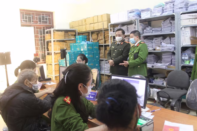 Trung tướng Nguyễn Hải Trung - Ủy viên Ban Thường vụ Thành ủy, Bí thư Đảng ủy, Giám đốc CATP Hà Nội kiểm tra công tác cấp CCCD tại huyện Chương Mỹ