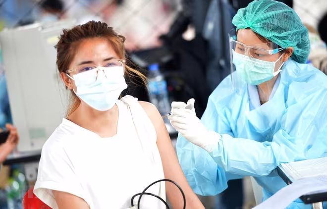 Nhân viên y tế tiêm vaccine ngừa Covid-19 cho người dân tại Bangkok, Thái Lan, ngày 7-4-2021 Nhân viên y tế tiêm vaccine ngừa Covid-19 cho người dân tại Bangkok, Thái Lan, ngày 7-4-2021