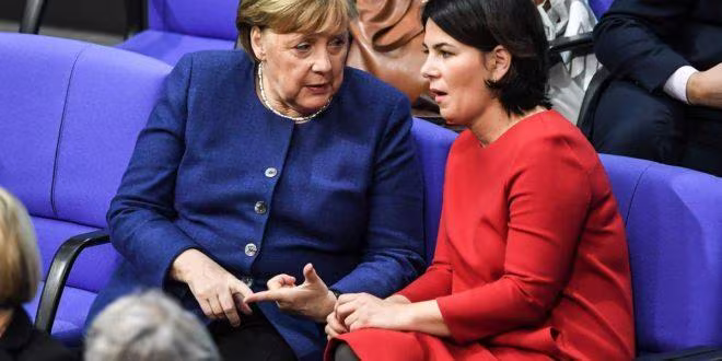 Thủ tướng Angela Merkel và bà Annalena Baerbock tại một kỳ họp quốc hội năm 2020 Thủ tướng Angela Merkel và bà Annalena Baerbock tại một kỳ họp quốc hội năm 2020