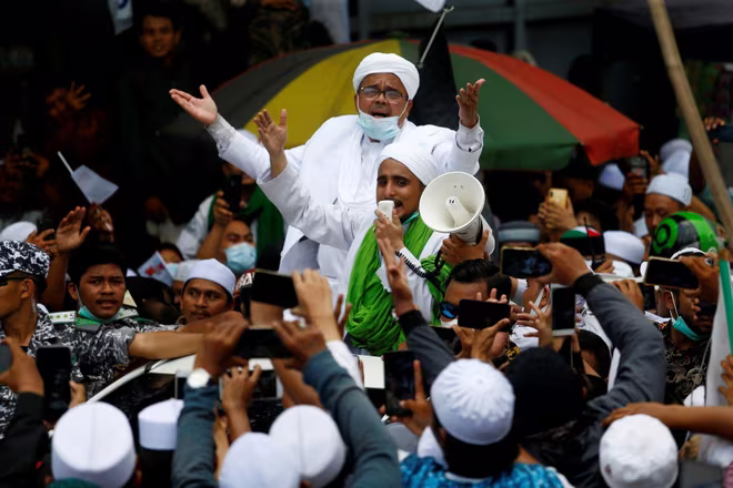 Rizieq Shihab, lãnh đạo nhóm Mặt trận Bảo vệ Hồi giáo (FPI) bị bắt năm ngoái Rizieq Shihab, lãnh đạo nhóm Mặt trận Bảo vệ Hồi giáo (FPI) bị bắt năm ngoái