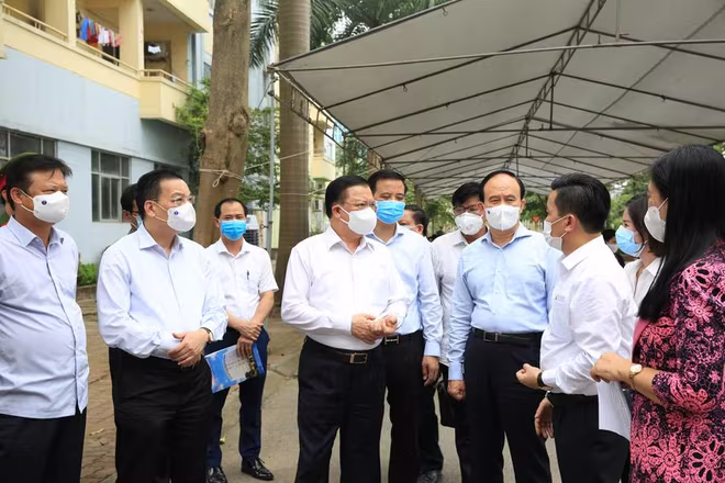 Bí thư Thành ủy Hà Nội Đinh Tiến Dũng và các đồng chí lãnh đạo TP Hà Nội kiểm tra công tác phòng, chống dịch Covid-19 tại xã Kim Chung, huyện Đông Anh, Hà Nội