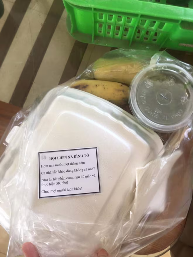 Một miếng giấy nhỏ xinh, một thông điệp mộc mạc, nhưng nó có tác dụng như là một liều thuốc tinh thần cho những người đang phải chiến đấu với bệnh dịch Một miếng giấy nhỏ xinh, một thông điệp mộc mạc, nhưng nó có tác dụng như là một liều thuốc tinh thần cho những người đang phải chiến đấu với bệnh dịch