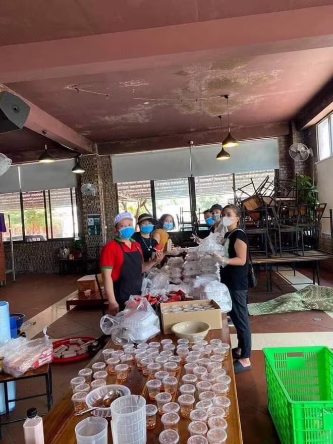 Khi dịch bệnh xảy ra, phụ nữ tỉnh Bắc Ninh không có ai ngồi yên cả, phong trào tự nguyện nấu cơm phục vụ con em trong tỉnh bị cách ly diễn ra ở khắp các xóm, các làng Khi dịch bệnh xảy ra, phụ nữ tỉnh Bắc Ninh không có ai ngồi yên cả, phong trào tự nguyện nấu cơm phục vụ con em trong tỉnh bị cách ly diễn ra ở khắp các xóm, các làng