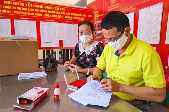 Các điểm bầu cử tại Hà Nội sẵn sàng phục vụ cho ngày bầu cử đại biểu Quốc hội khóa XV và bầu cử đại biểu HĐND các cấp nhiệm kỳ 2021-2026 (Trong ảnh: Tổ bầu cử số 2, phường Dịch Vọng, quận Cầu Giấy, Hà Nội đóng dấu phiếu bầu cử) - Ảnh: Ngọc Quỳnh Các điểm bầu cử tại Hà Nội sẵn sàng phục vụ cho ngày bầu cử đại biểu Quốc hội khóa XV và bầu cử đại biểu HĐND các cấp nhiệm kỳ 2021-2026 (Trong ảnh: Tổ bầu cử số 2, phường Dịch Vọng, quận Cầu Giấy, Hà Nội đóng dấu phiếu bầu cử) - Ảnh: Ngọc Quỳnh