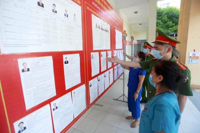 Bên cạnh nhiệm vụ bảo đảm an ninh trật tự, Công an Hà Nội còn là những tuyên truyền viên hướng dẫn người dân tại các điểm bầu cử Bên cạnh nhiệm vụ bảo đảm an ninh trật tự, Công an Hà Nội còn là những tuyên truyền viên hướng dẫn người dân tại các điểm bầu cử