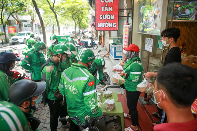 Dịch Covid-19 kéo dài hay không đều do ý thức từng người, tạm thời ăn để sống, sống phải ăn, ăn cả thành phố trong thời của các “shipper”