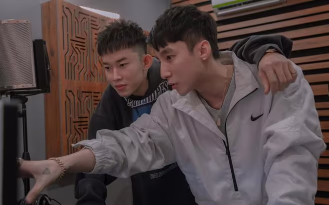 Ca sĩ Sơn Tùng vào phòng thu góp ý và chỉ đạo việc sản xuất ca khúc của Kay Trần