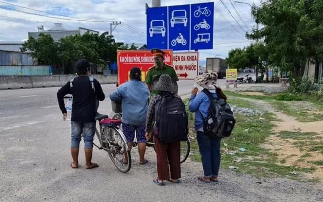 Thất nghiệp vì dịch Covid-19, không có tiền trang trải cuộc sống, 4 mẹ con quyết định đạp xe từ Đồng Nai về quê ở Nghệ An đã được rất nhiều người giúp đỡ trên đường đi Thất nghiệp vì dịch Covid-19, không có tiền trang trải cuộc sống, 4 mẹ con quyết định đạp xe từ Đồng Nai về quê ở Nghệ An đã được rất nhiều người giúp đỡ trên đường đi