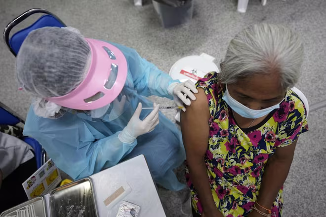 Tiêm vaccine là một trong những giải pháp giúp kiểm soát dịch bệnh Tiêm vaccine là một trong những giải pháp giúp kiểm soát dịch bệnh