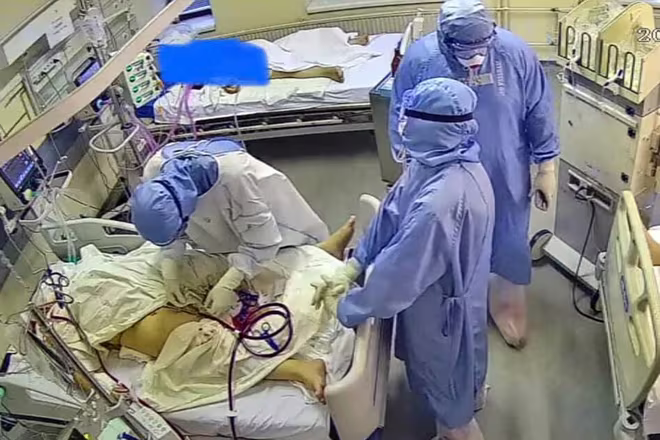 Các y, bác sĩ giành giật sự sống cho bệnh nhân mắc Covid-19 ở Nga