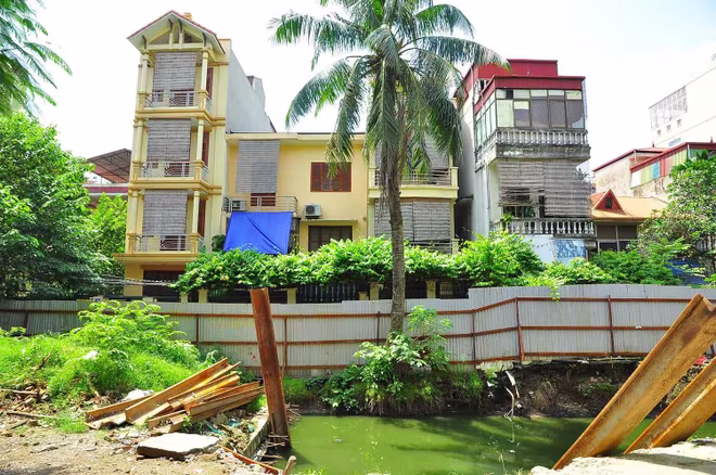 Sông Tô Lịch gần như ôm trọn nội đô nay đã ô nhiễm nghiêm trọng Sông Tô Lịch gần như ôm trọn nội đô nay đã ô nhiễm nghiêm trọng