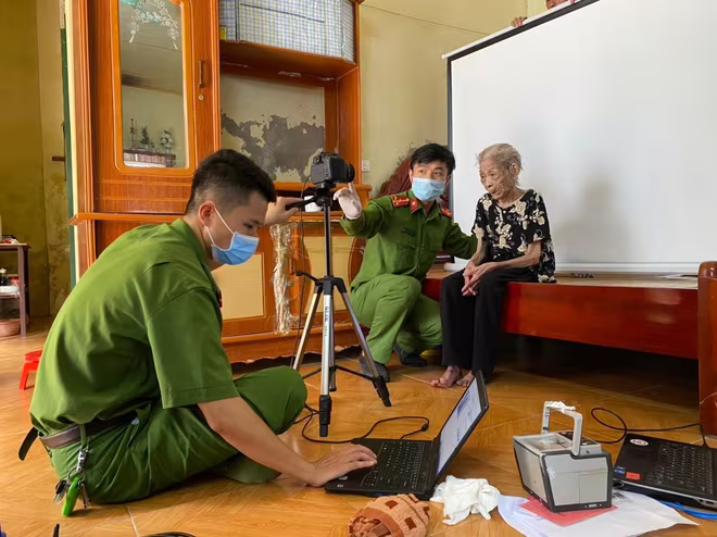 Công an Hà Nội đến tận nhà phục vụ cấp Căn cước công dân gắn chíp cho người cao tuổi Công an Hà Nội đến tận nhà phục vụ cấp Căn cước công dân gắn chíp cho người cao tuổi