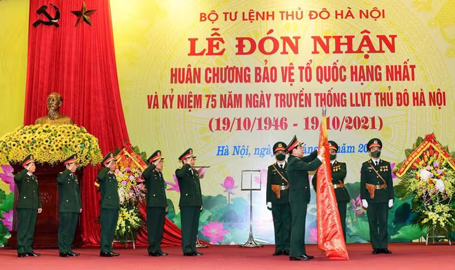 Đại tướng Phan Văn Giang - Ủy viên Bộ Chính trị, Bộ trưởng Bộ Quốc phòng gắn Huân chương Bảo vệ Tổ quốc hạng Nhất lên lá cờ truyền thống của lực lượng vũ trang Thủ đô Đại tướng Phan Văn Giang - Ủy viên Bộ Chính trị, Bộ trưởng Bộ Quốc phòng gắn Huân chương Bảo vệ Tổ quốc hạng Nhất lên lá cờ truyền thống của lực lượng vũ trang Thủ đô