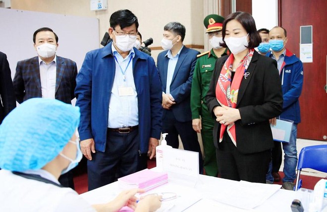 Phó Bí thư Thường trực Thành ủy Nguyễn Thị Tuyến và Phó Chủ tịch UBND TP Hà Nội Chử Xuân Dũng kiểm tra công tác chuẩn bị vận hành Trạm Y tế lưu động tại Khu công nghiệp Thăng Long (huyện Đông Anh)
