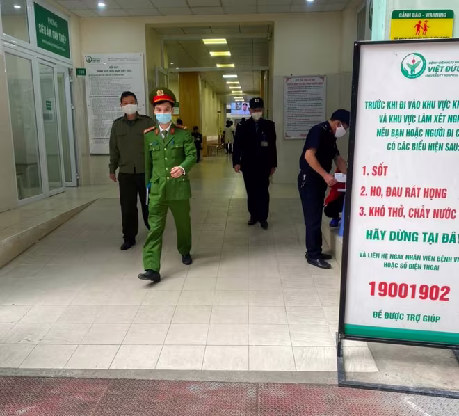 CAQ Hoàn Kiếm phối hợp tuần tra với đội ngũ bảo vệ bệnh viện