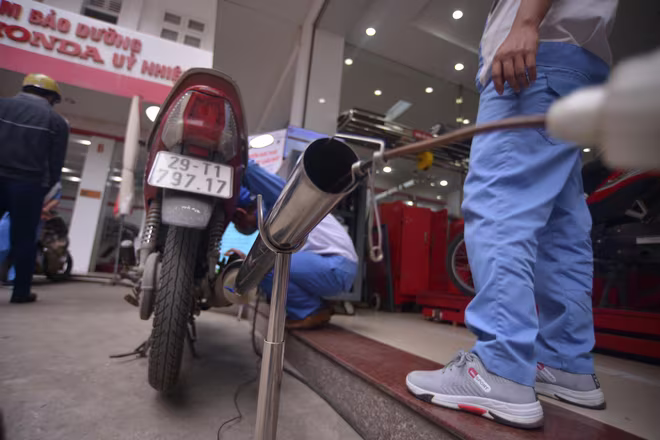 Một số chuyên gia cũng cho rằng, khó có thể thực hiện việc kiểm soát khí thải xe máy nếu không đi kèm với kiểm định phương tiện và mạng lưới cơ sở kiểm định Một số chuyên gia cũng cho rằng, khó có thể thực hiện việc kiểm soát khí thải xe máy nếu không đi kèm với kiểm định phương tiện và mạng lưới cơ sở kiểm định
