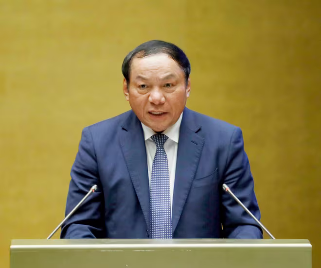 Bộ trưởng Bộ Văn hóa - Thể thao &amp; Du lịch Nguyễn Văn Hùng trình bày việc triển khai thực hiện “Chiến lược phát triển văn hóa đến năm 2030” tại Hội nghị Văn hóa toàn quốc, ngày 24-11-2021