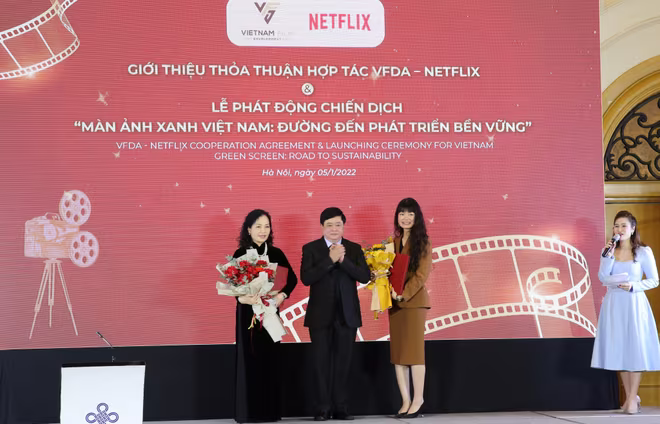 PGS.TS Nguyễn Thế Kỷ - Chủ tịch Hội đồng lý luận phê bình văn học nghệ thuật Trung ương tặng hoa chúc mừng Hiệp hội Xúc tiến phát triển điện ảnh Việt Nam (VFDA) và Tập đoàn Netflix PGS.TS Nguyễn Thế Kỷ - Chủ tịch Hội đồng lý luận phê bình văn học nghệ thuật Trung ương tặng hoa chúc mừng Hiệp hội Xúc tiến phát triển điện ảnh Việt Nam (VFDA) và Tập đoàn Netflix