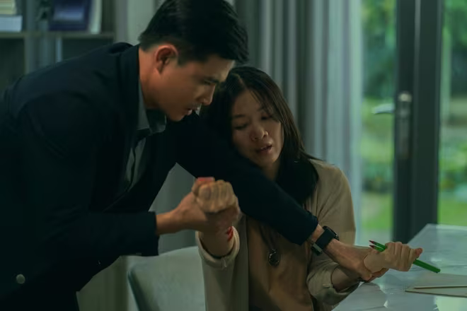 Cảnh Oanh Kiều tự rạch tay mình khiến nữ diễn viên bị ám ảnh Cảnh Oanh Kiều tự rạch tay mình khiến nữ diễn viên bị ám ảnh