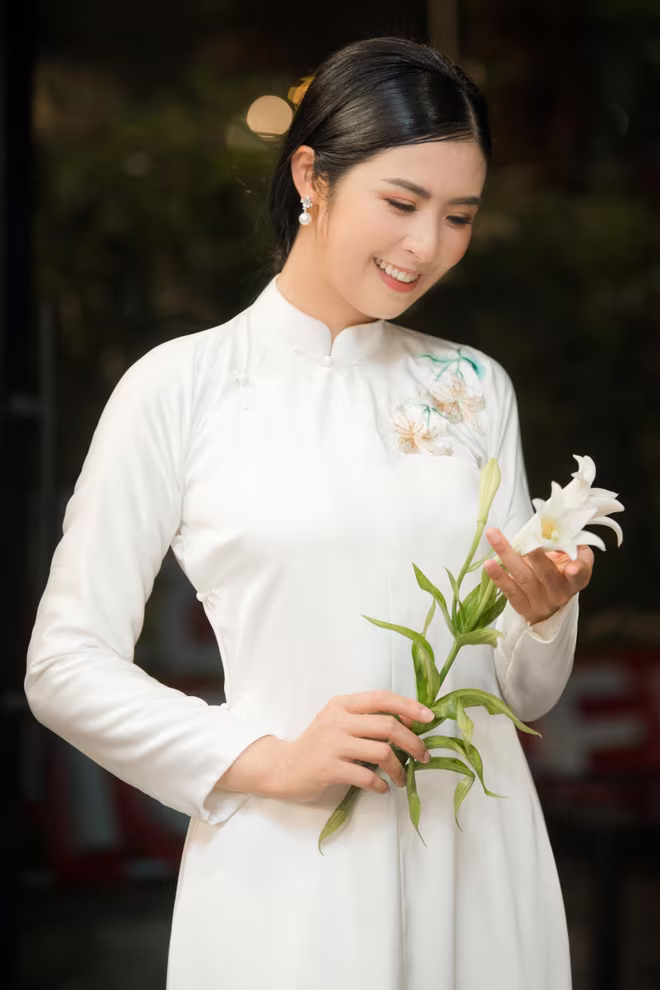 Hoa hậu Ngọc Hân chia sẻ, cô có tình yêu rất lớn đối với áo dài cũng như văn hóa truyền thống Hoa hậu Ngọc Hân chia sẻ, cô có tình yêu rất lớn đối với áo dài cũng như văn hóa truyền thống