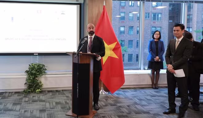 Phó Tổng thư ký LHQ phụ trách các vấn đề pháp lý Miguel Soares phát biểu tại buổi chiêu đãi Phó Tổng thư ký LHQ phụ trách các vấn đề pháp lý Miguel Soares phát biểu tại buổi chiêu đãi