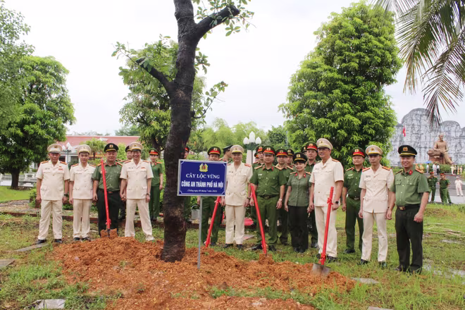 Đoàn đại biểu Công an Thủ đô trồng cây tại khu lưu niệm Sáu điều Bác Hồ dạy CAND Đoàn đại biểu Công an Thủ đô trồng cây tại khu lưu niệm Sáu điều Bác Hồ dạy CAND