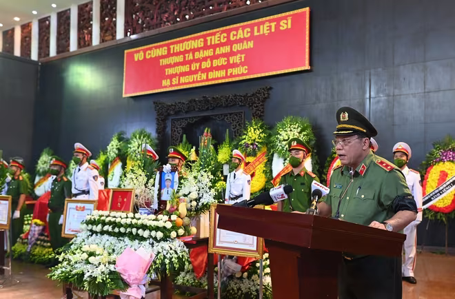 Trung tướng Nguyễn Hải Trung, Ủy viên Ban Thường vụ Thành ủy, Bí thư Đảng ủy, Giám đốc Công an Hà Nội đọc điếu văn tiễn biệt 3 Liệt sĩ
