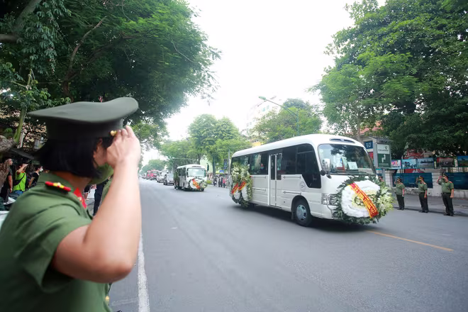 Đồng đội trang nghiêm đứng chào tiễn biệt các anh