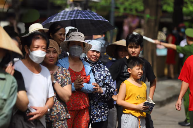 Đông đảo người dân Thủ đô đứng hai bên đường tiễn biệt, thầm cảm ơn những người lính cứu hỏa dũng cảm