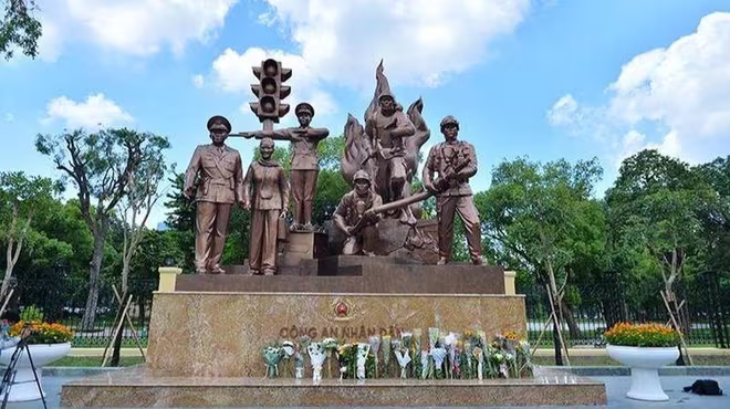 Rất đông người dân Thủ đô đến tượng đài đặt hoa tri ân và tưởng nhớ các chiến sĩ đã ngã xuống vì nhân dân Rất đông người dân Thủ đô đến tượng đài đặt hoa tri ân và tưởng nhớ các chiến sĩ đã ngã xuống vì nhân dân