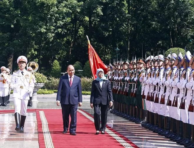 Chủ tịch nước Nguyễn Xuân Phúc và Tổng thống Singapore Halimah Yacob tại lễ đón Chủ tịch nước Nguyễn Xuân Phúc và Tổng thống Singapore Halimah Yacob tại lễ đón