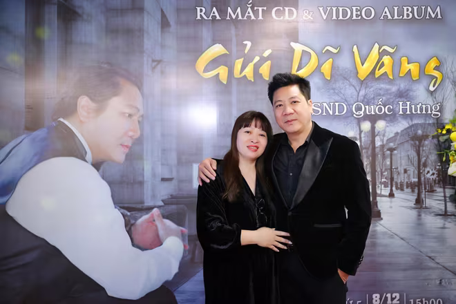 NSND Quốc Hưng trong buổi ra mắt album “Gửi dĩ vãng” NSND Quốc Hưng trong buổi ra mắt album “Gửi dĩ vãng”
