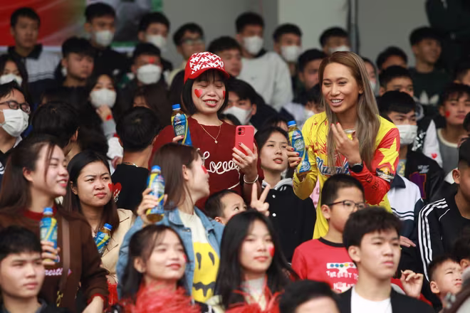 Bà Vũ Phương Thanh - Đại sứ thương hiệu nhãn hàng Number 1 Active - Tập đoàn Tân Hiệp Phát tại trận chung kết Giải bóng đá học sinh THPT Hà Nội - An ninh Thủ đô lần thứ XXI - 2022 Cúp Number 1 Active