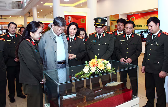 Đại tướng Tô Lâm, Ủy viên Bộ Chính trị, Bộ trưởng Bộ Công an tham quan triển lãm “Cảnh vệ Công an nhân dân - 70 mùa hoa chiến công”