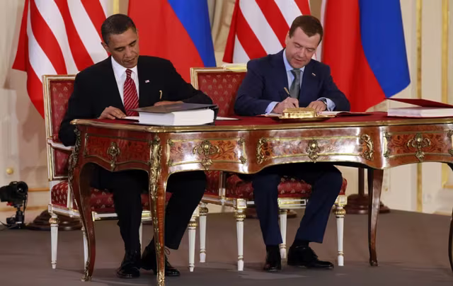 Tổng thống Mỹ Barack Obama và Tổng thống Nga Dmitry Medvedev ký hiệp ước New START, ngày 8-4-2010 Tổng thống Mỹ Barack Obama và Tổng thống Nga Dmitry Medvedev ký hiệp ước New START, ngày 8-4-2010